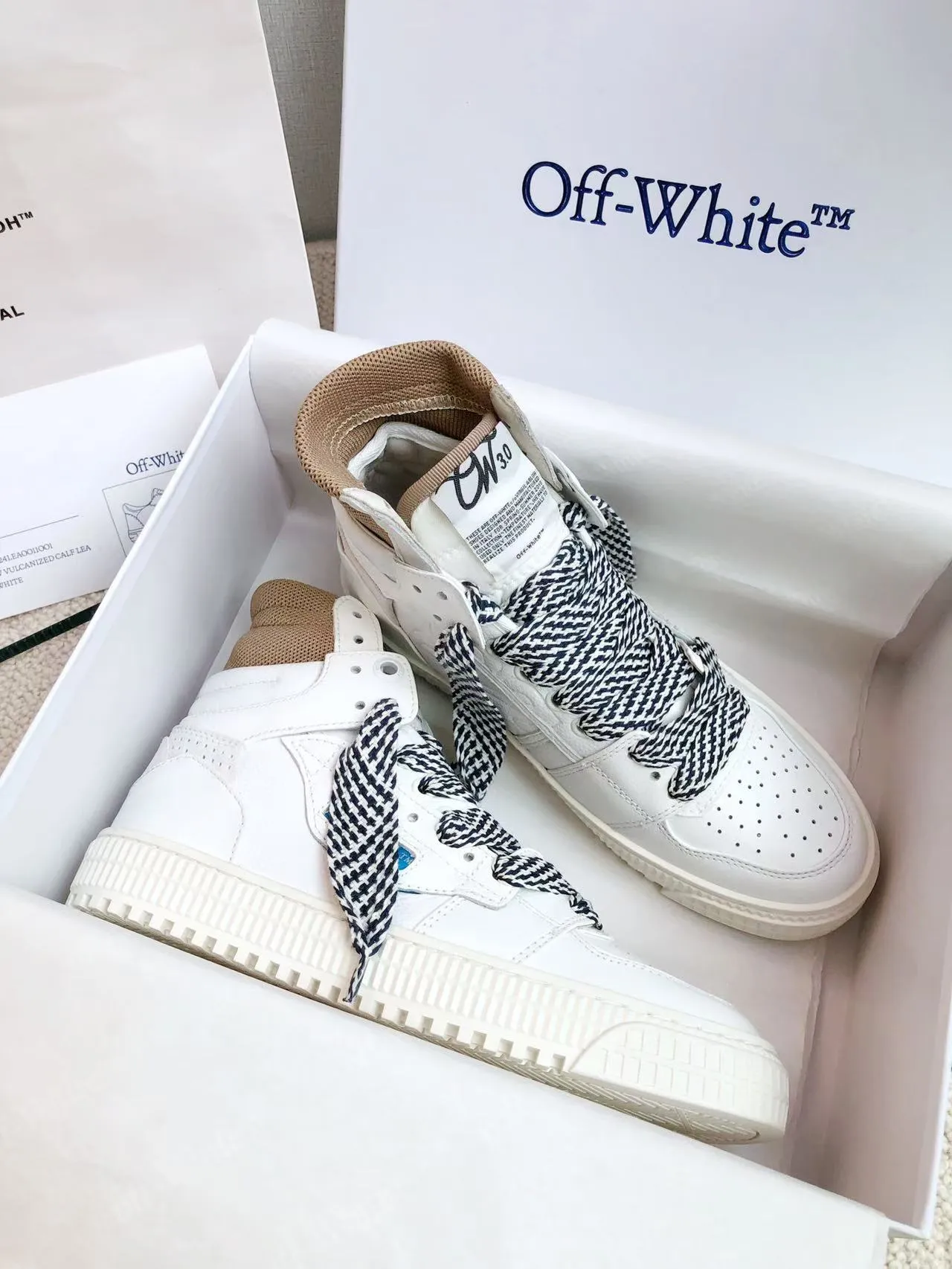 Men's men's shoes P660! 🌈🌈OFF WHITE🌈🌈 ⚡️Couple model⚡️🍓New color🍓 👉Ex-factory price: 130-45 The latest spring model of Gaobang street casual Martin style masterpiece, released the highest quality version on the market 👊 Series original mold opening, original lasting, production technology 1:1 original ➰🔜The best choice for more and more celebrities and Internet celebrities🔸In the classics Changes in the code🔸Innovate in the trend🔸Strive to break away from the shackles of bad street design🔝Although he is not the originator of fashion design, he is definitely a shining dark horse in avant-garde design🐴🆙Do not follow the trend🔅Not universal beauty🔅 Fabric💯First-layer cowhide Lining💯Imported skin-friendly and environmentally friendly polyester mesh Foot pads💯Original molded high-elastic environmentally friendly molding pads Midsole💯Original lasting process Outsole💯Rubber outsole Packaging💯Official website synchronized full set of packaging (brand wrapping paper, brand certificate, brand cloth bag)